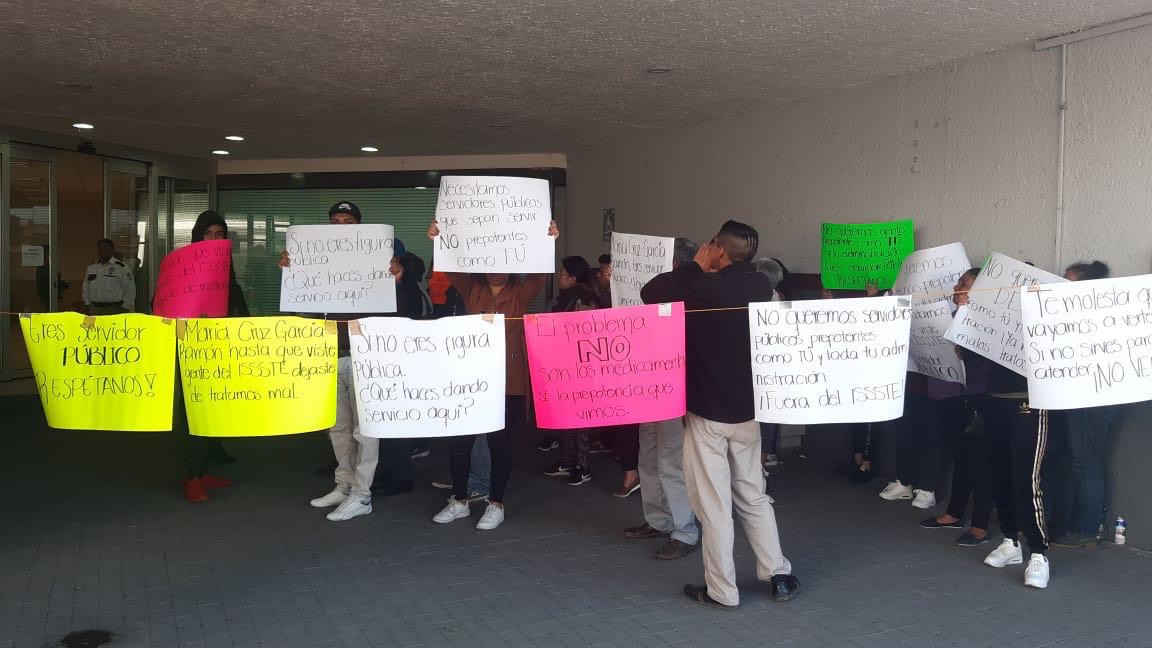 Protestan ciudadanos por desabasto en clínica del ISSSTE - Crónica de ...