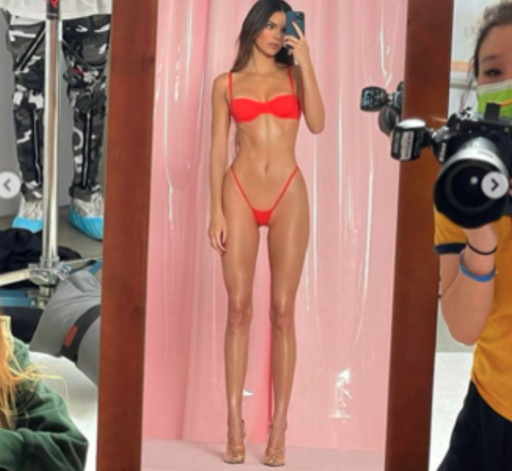 Kendall Jenner Conquista Instagram Con Vestido Rojo Y Mini Bikini My