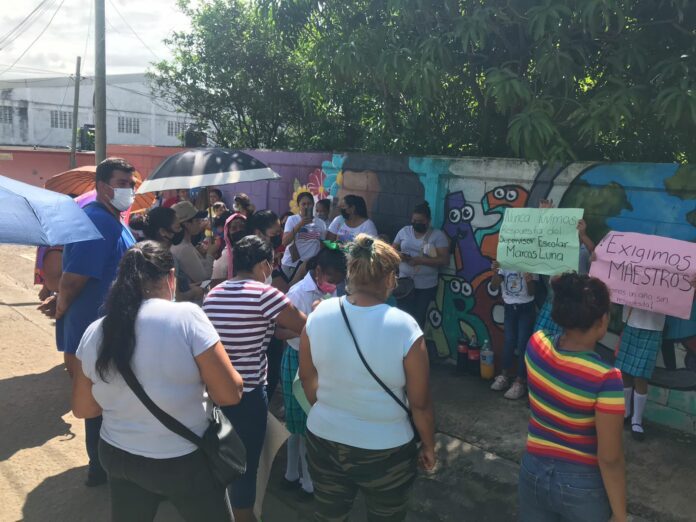 Toman primaria en Veracruz puerto por falta de maestros - Crónica de Xalapa