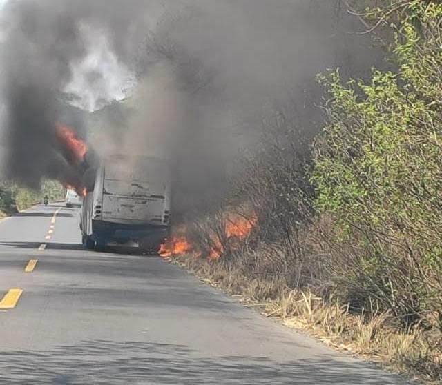 Se incendia autobús en Actopan; no hay lesionados